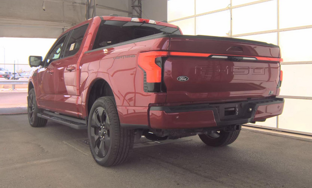 2025 Ford F-150 Lightning Platinum DARK ELEMENTS PACKAGE